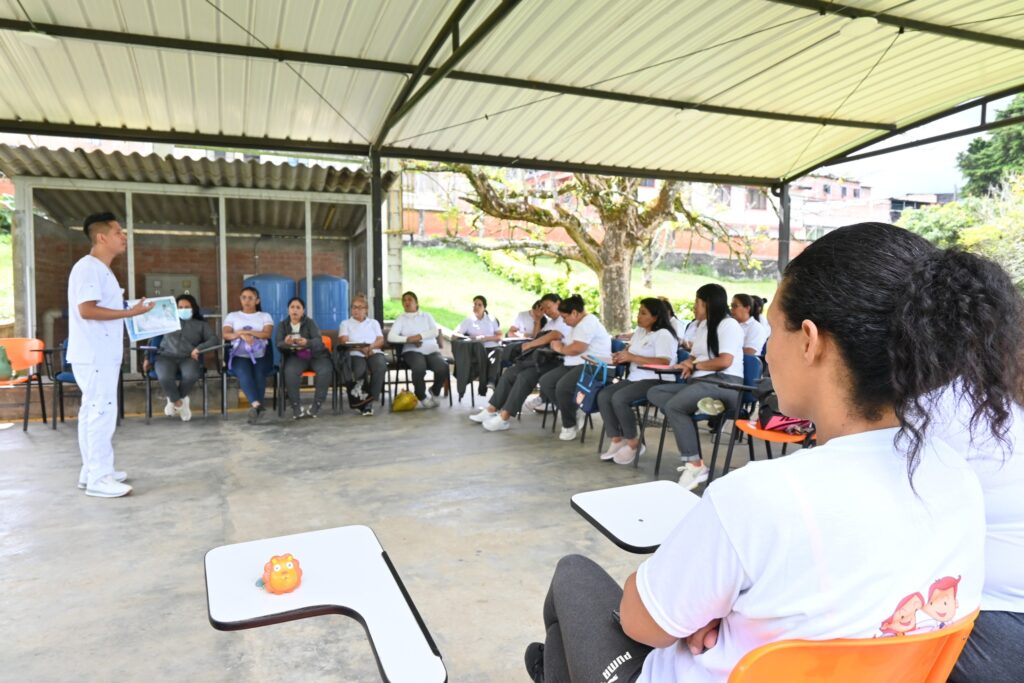 Charla preventiva sobre accidentes en el hogar dirigida al grupo de madres FAMI.