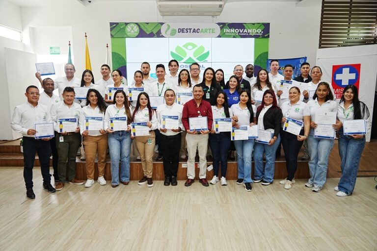 Imagen de colaboradores del hospital mostrando sus certificados de graduación tras completar cursos de tecnología, durante el evento Destacarte 2025.
