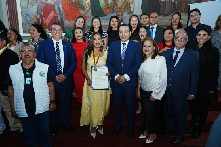 Gobernador del Cauca, junto con la Gerente del Hospital Susana López de Valencia y equipo de trabajo.