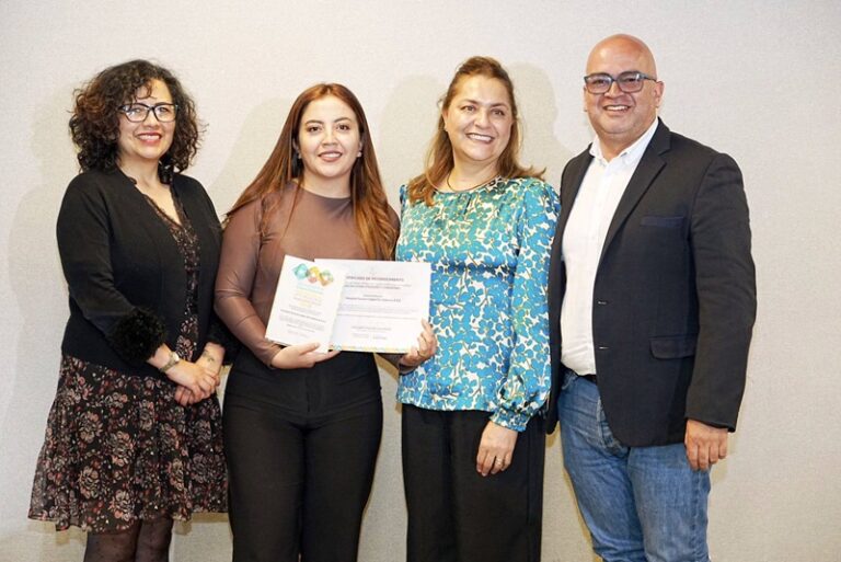 Fotografía en la que la jefe de la Política de Seguridad del Paciente y el líder de Comunicaciones del hospital aparecen junto a funcionarios del Ministerio de Salud, mostrando el certificado de reconocimiento, en el marco de la Convocatoria de Experiencias Significativas en Cultura de la Seguridad Social 2025.