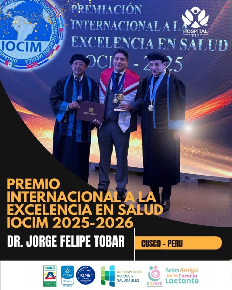 Registro fotográfico del reconocimiento internacional otorgado al médico Jorge Felipe Tobar con el Premio Internacional a la Excelencia en Salud 2025–2026, en Perú.