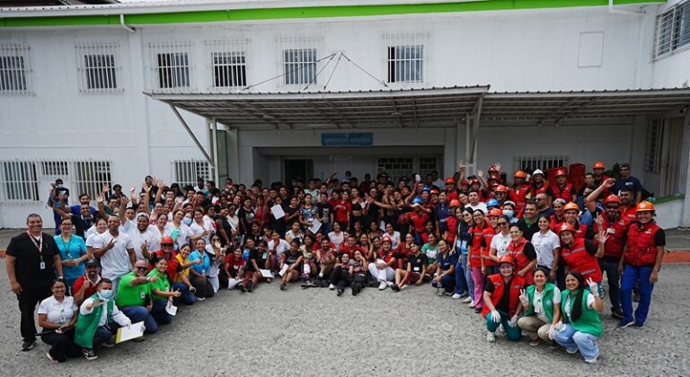 Personal y participantes que formaron parte del simulacro realizado en las instalaciones del hospital