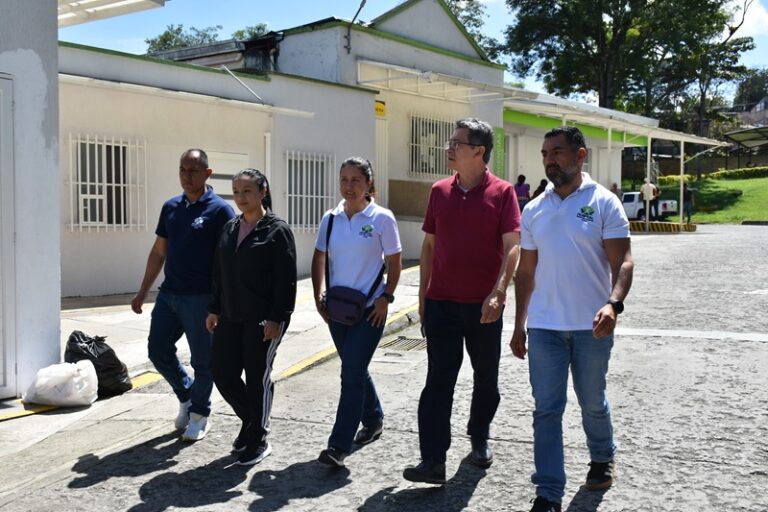 Fotografía en la que el viceministro de Salud, Jaime Urrego, camina junto a colaboradores del hospital, en el marco de su visita a la institución.
